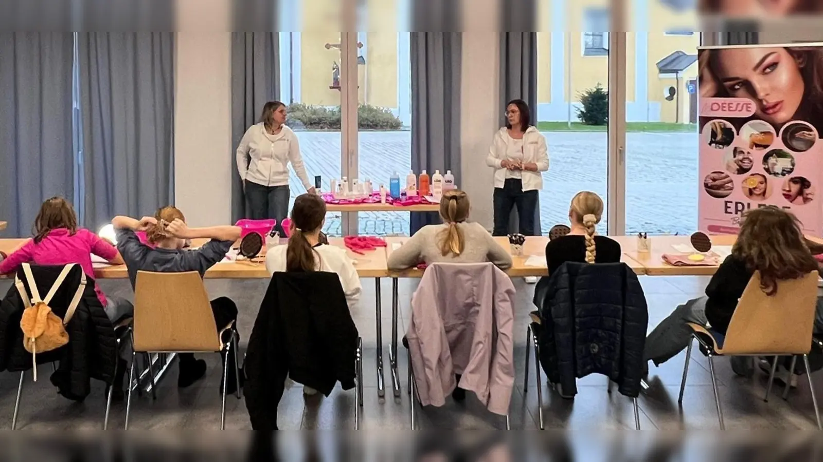 Jugendliche pflegen ihre Haut unter Anleitung  (Bild: Christina Fischer)