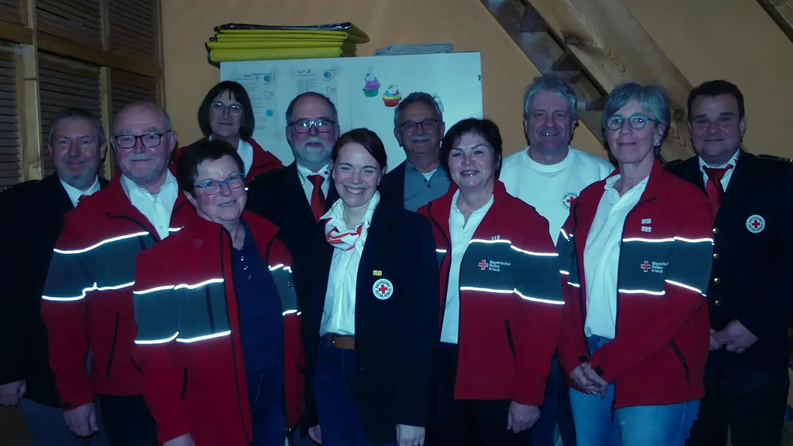 Die geehrten der Bereitschaft mit Kreisbereitschaftsleiter Bernd Lödel (hintere Reihe rechts), Stellvertreter Wolfgang Potsch (hintere Reihe links) und 3. Bürgermeister Wolfgang Rattai (hintere Reihe, 3.v.R.). (Bild: Michael Rattai)