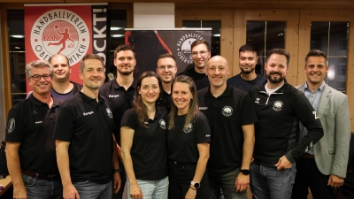 Das Foto zeigt die alte und neue Vorstandschaft des Handballvereins Oberviechtach 2002 ev. V. zusammen mit dem 1. Bürgermeister der Stadt Oberviechtach, Rudolf J. Teplitzky (Bild: Jessica Pflug)