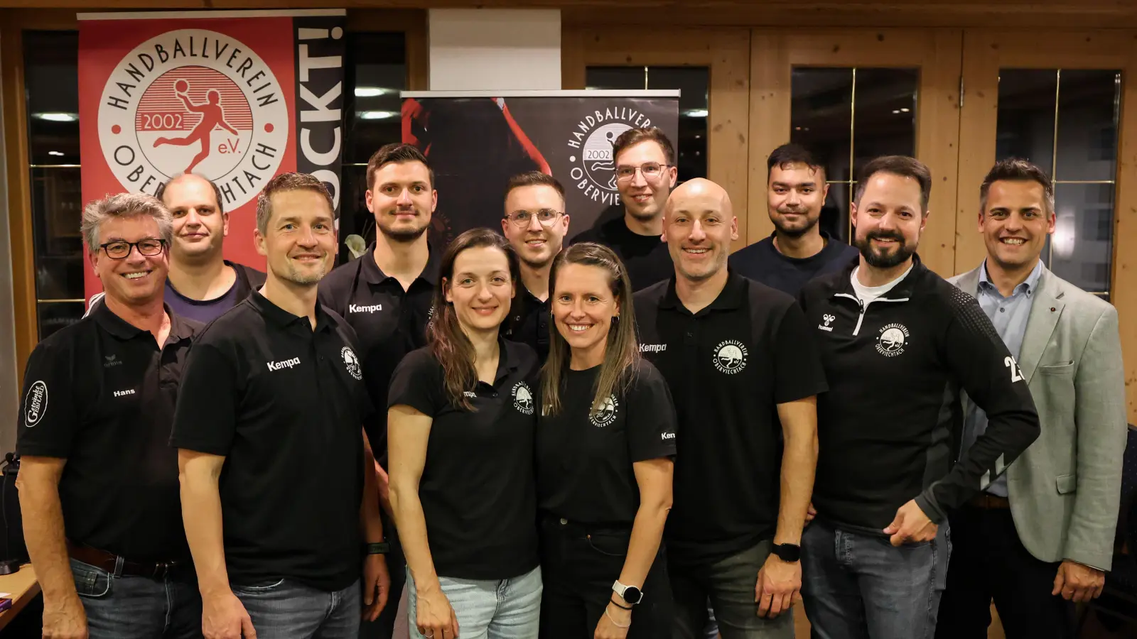 Das Foto zeigt die alte und neue Vorstandschaft des Handballvereins Oberviechtach 2002 ev. V. zusammen mit dem 1. Bürgermeister der Stadt Oberviechtach, Rudolf J. Teplitzky (Bild: Jessica Pflug)
