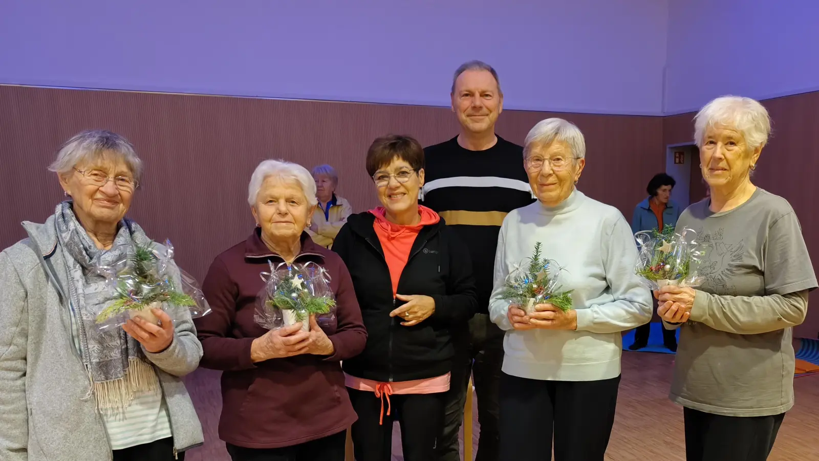 Sie wollen auch im hohen Alter keine Yogastunde versäumen. V.l.: Anneliese Graf (85 Jahre), Helga Moosburger (85 Jahre), Martha Renner (Yogakursleiterin), Rainer Stauber (1. Vorsitzender), Maria Mertel (90 Jahre) und Maria Rogenhofer (87 Jahre). (Bild: Rainer Stauber)