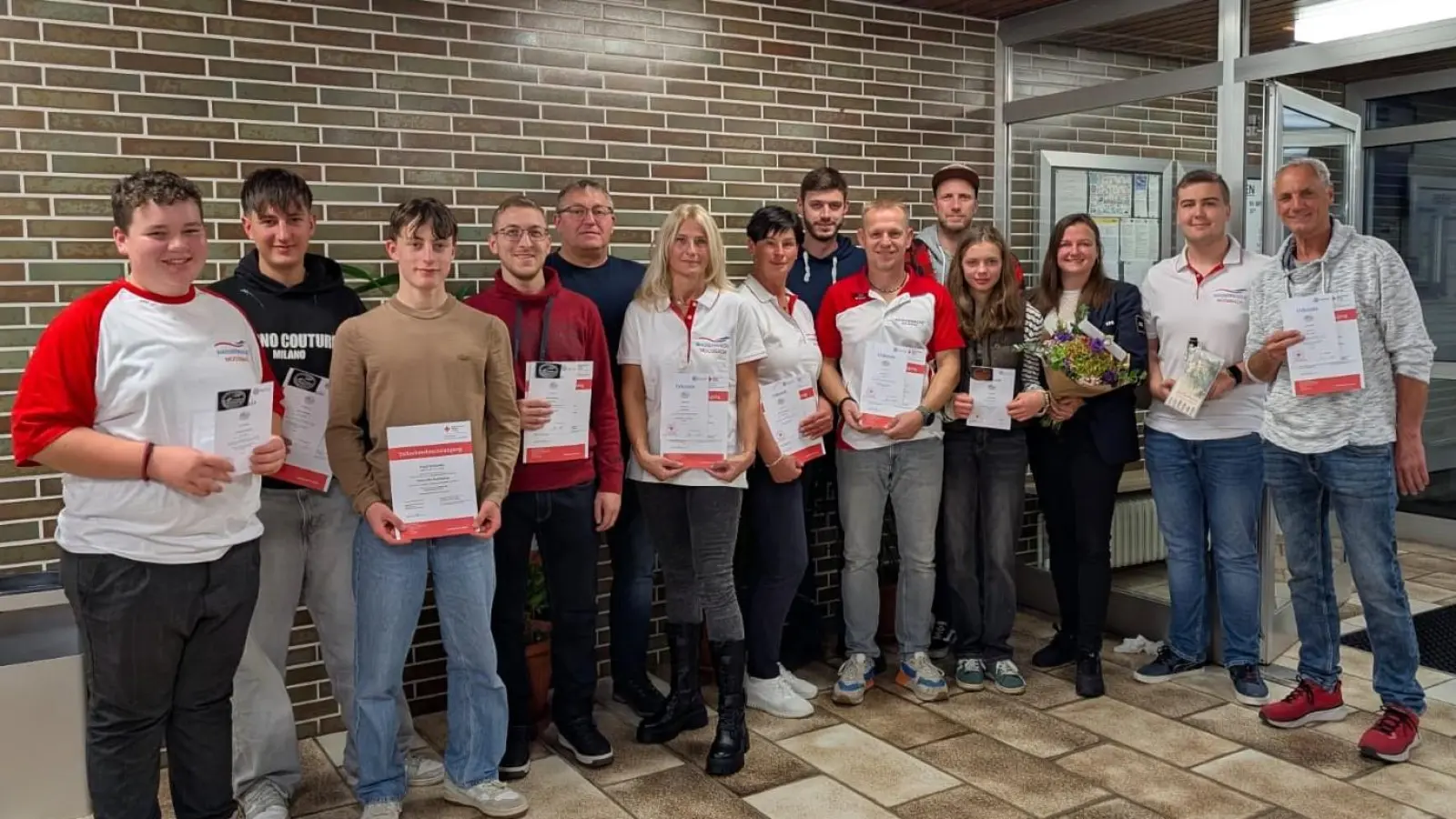 Die erfolgreichen Absolventen des DRSA Bronze und Silber mit ihren stolzen Ausbildern Sebastian Irlbacher und Sandra Liegl. (Bild: Sandra Liegl)