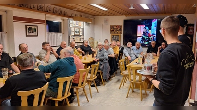 Jubilare werden von den Vorständen gratuliert (Bild: Lara-Sophie Kredler)