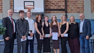 Über Staats-/Landkreispreise freuten sich (von links) Oliver Götz, Vincent Böhm, Katie Rivera, Lara Birner, Katharina Übelmesser und Luisa Banzer.<br>Es gratulierten Schulleiter Eduard Bauer (links), Elternbeiratsvorsitzende Janine Neumann (2. von rechts) und Stellvertretender Landrat Albert Nickl (rechts). (Bild: Nadine Paulus)
