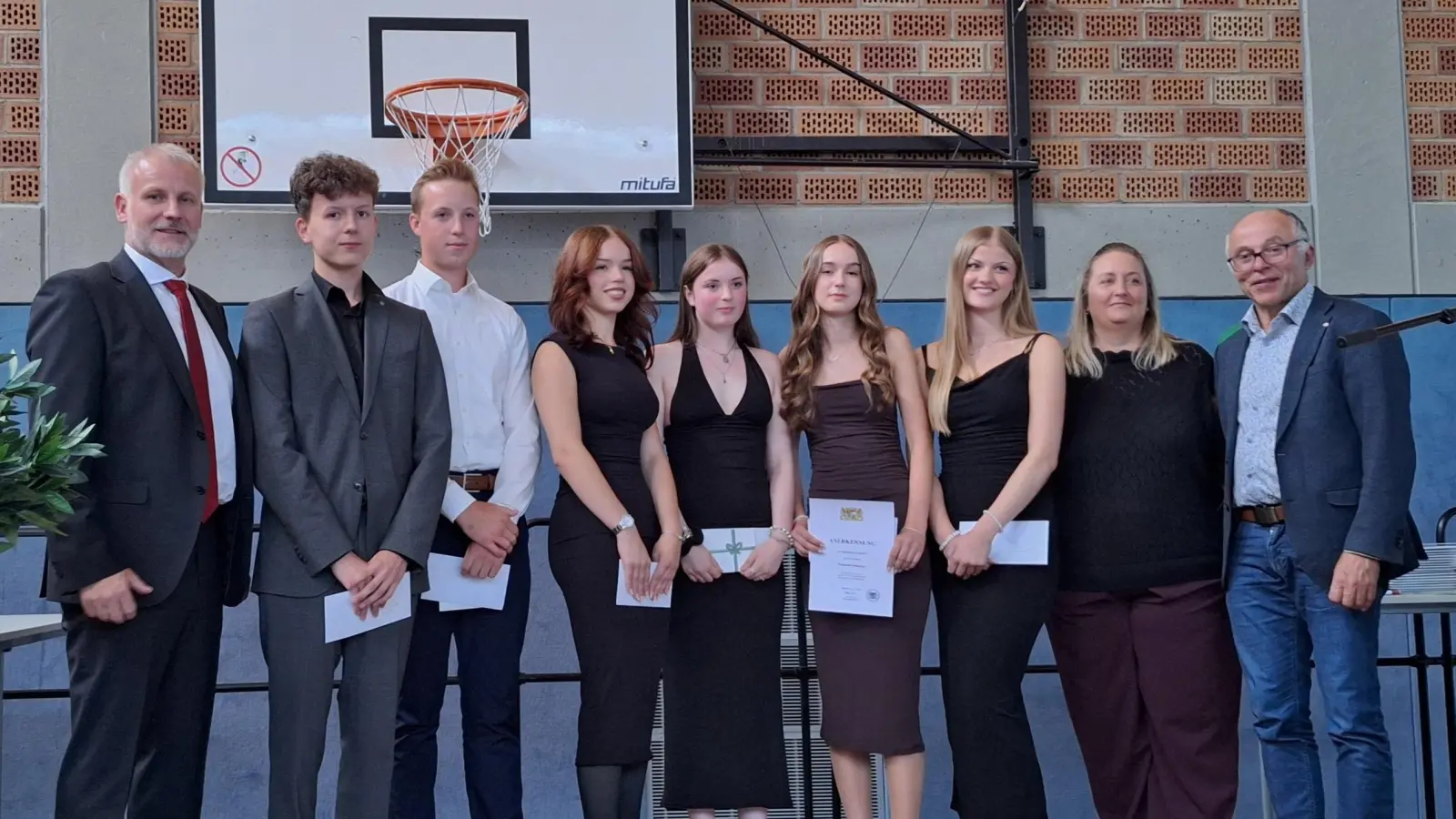 Über Staats-/Landkreispreise freuten sich (von links) Oliver Götz, Vincent Böhm, Katie Rivera, Lara Birner, Katharina Übelmesser und Luisa Banzer.<br>Es gratulierten Schulleiter Eduard Bauer (links), Elternbeiratsvorsitzende Janine Neumann (2. von rechts) und Stellvertretender Landrat Albert Nickl (rechts). (Bild: Nadine Paulus)