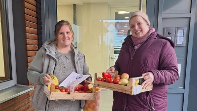 Vorsitzende Michaela Hahn (rechts) mit der Elternbeiratsvorsitzenden und Mitglied Natalie Dobmeier(links) bei der Übergabe an den Kindergarten (Bild: Michaela Hahn)