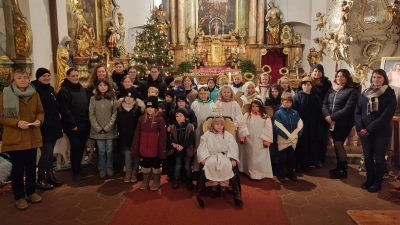 30 Kinder und Jugendliche haben die letzten Wochen fleißig geübt, um die Geburt Jesu den kleinen und großen Gottesdienstbesuchern erfahrbar werden zu lassen. (Bild: Sabine Schiml)