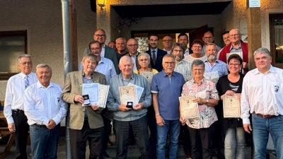 Georg Müller (links) vom BFV überreichte Geschenke an Stefan Neumann (rechts) und Herbert Steiner (Zweiter von links) vom VfB. Gemeinsam mit Bürgermeister Richard Kammerer (oben links), MdL Dr. Stephan Oetinger (oben Bildmitte) und Landratsvertreter Albert Nickl (Bildmitte links) gratulierten sie allen Geehrten zu ihren Auszeichnungen. (Bild: Johann Kneißl)