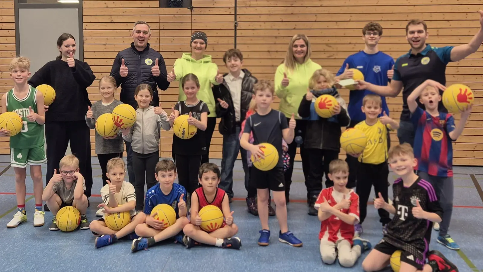 Der Nachwuchs der TSG Basketballer freut sich über die großzügige Spende des Mantler Basarteams  (Bild: Stefan Merkl)