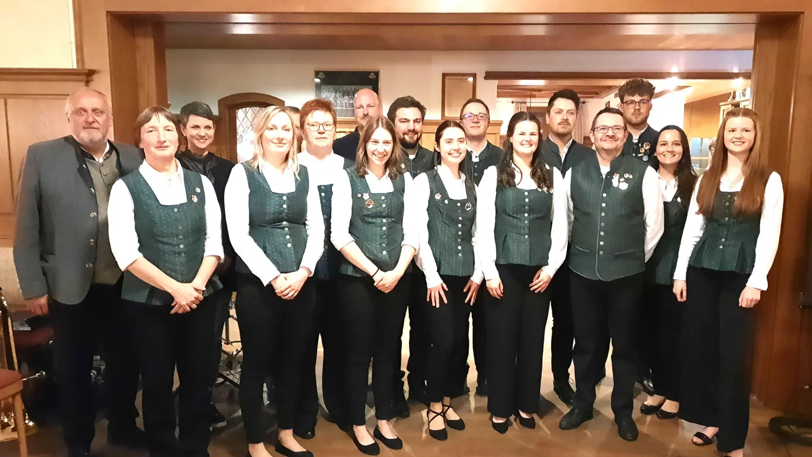 Das neue Vorstands-Team der Ammerthaler Blaskapelle. Links Bürgermeister Anton Peter, davor Nachwuchsleiterin Maria Hofmann. 3.v.rechts Daniel Haller, 2. Vorsitzender; 4.v.rechts Jessica Zimmer, 1. Vorsitzende. (Bild: Gerhard Doerfler)