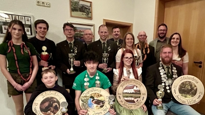 Die neuen Hoheiten, Vereinsmeister und Scheibengewinner von „Tell” Trippach. Ihnen gratulierten Schützenmeisterin Daniela Siller und zweiter Bürgermeister Julian Kraus (von rechts) (Bild: Siegfried Bock)