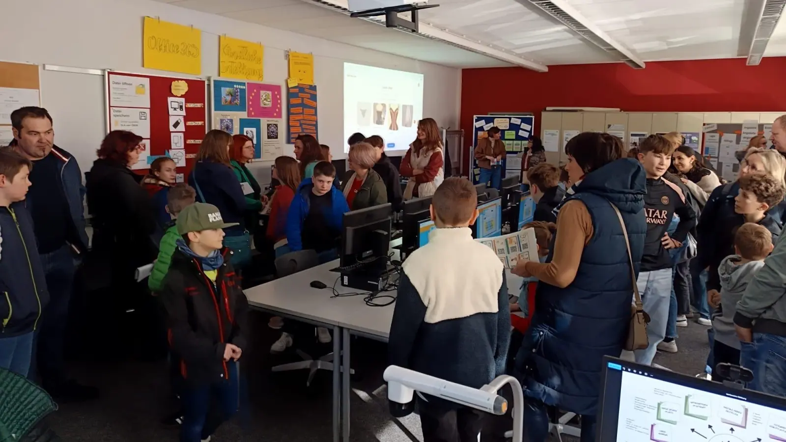 Zahlreiche Interessenten im Fachraum für Digitale Bildung/Informationsverarbeitung. (Bild: Thomas Reger)