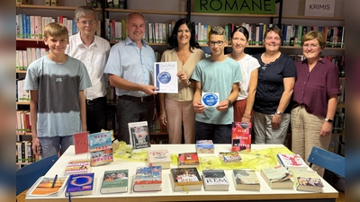 (von links) Lorenz Greiner, Pfarrer Norbert Götz, Bürgermeister Georg Bocka. Das Büchereiteam mit Bücherreileiterin Cornelia Greiner-Braun, Elias Schönberger, Melanie Schönberger, Carola Käs und Maria Pleyer. Nicht im Bild: Roswitha Schenk, Marlene Greiner und Niklas Bergler.  (Bild: Franz Völkl)