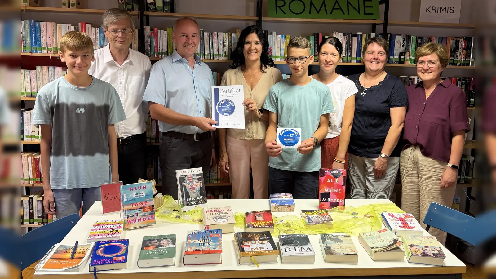 (von links) Lorenz Greiner, Pfarrer Norbert Götz, Bürgermeister Georg Bocka. Das Büchereiteam mit Bücherreileiterin Cornelia Greiner-Braun, Elias Schönberger, Melanie Schönberger, Carola Käs und Maria Pleyer. Nicht im Bild: Roswitha Schenk, Marlene Greiner und Niklas Bergler.  (Bild: Franz Völkl)
