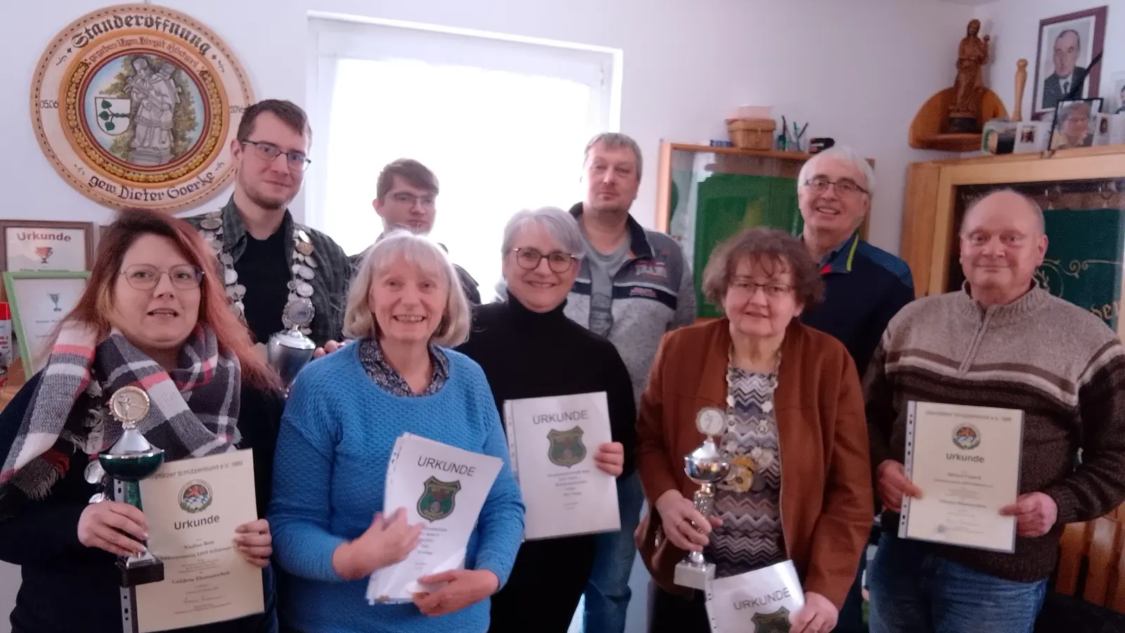 Die Könige, Liesl 2026 mit den geehrten Schützen. (Bild: Reinhold Wild)