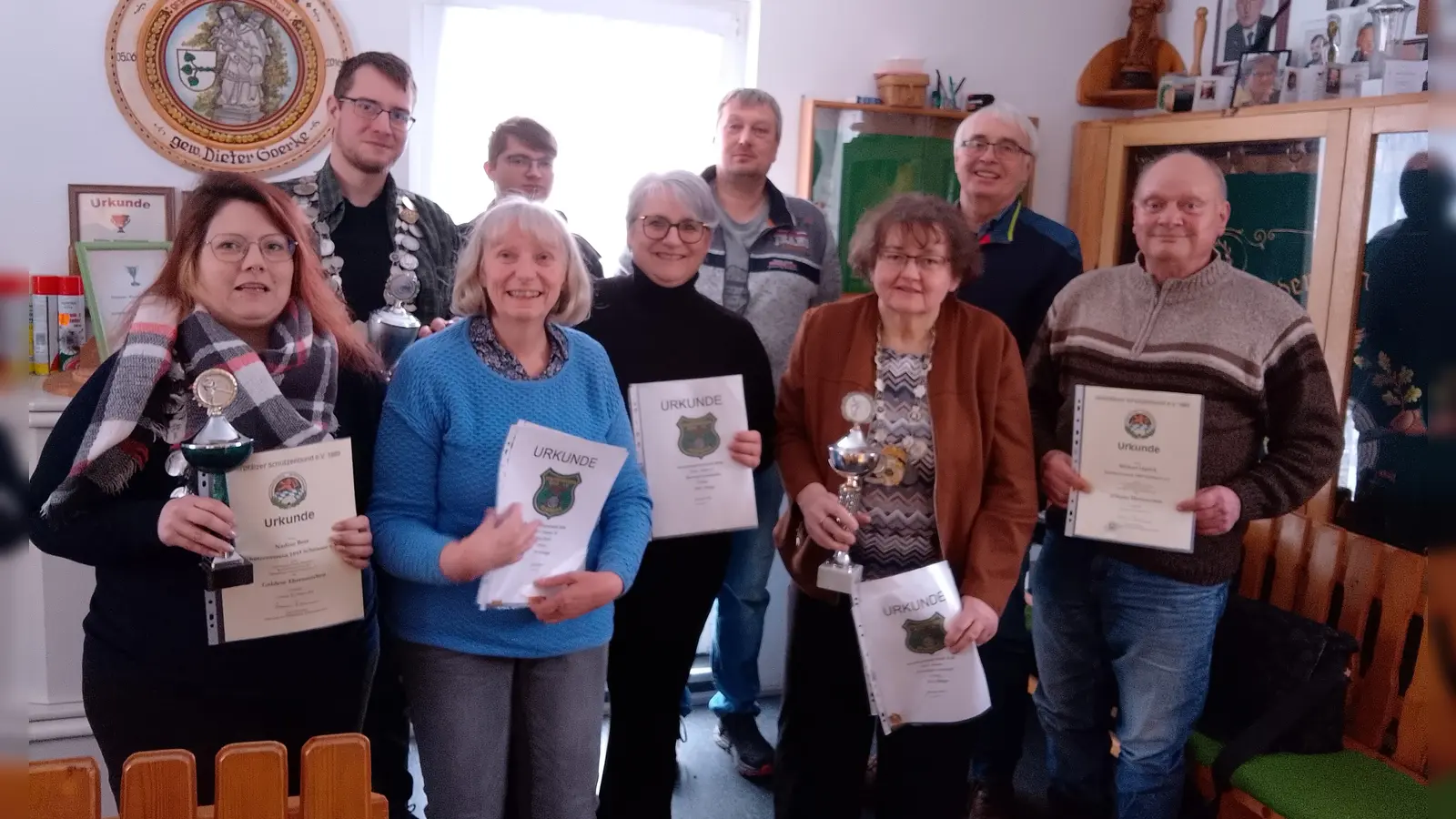 Die Könige, Liesl 2026 mit den geehrten Schützen. (Bild: Reinhold Wild)