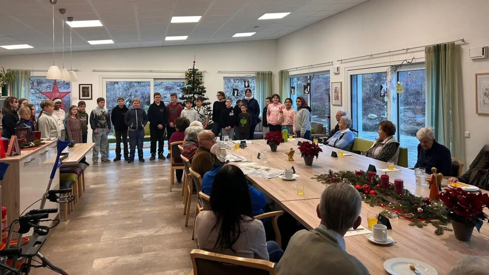 Für große Freude sorgten die Schülerinnen und Schüler der MS Vohenstrauß bei den Bewohnern der Pflegeheime. (Bild: Annika Birner)