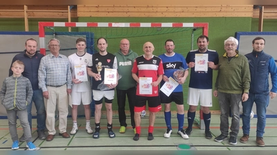 Die Mannschaftsführer der beteiligten Mannschaften mit dem Schirmherrn Christian Weiß (1. von links, ), Schall’ke Präsident Manfred Lilla (2.von links), Ehrenschirmherr Hans-Jürgen Reitzenstein (5. von links) , die beiden Turnierleiter Julian Donath (1.von rechts ) und Wolfgang Donath (2. von rechts).<br> (Bild: Corinna Groth)