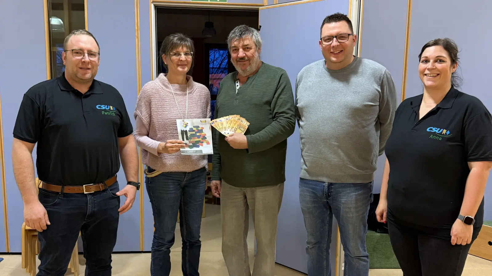 Der CSU Ortsverband wünscht allen Kindern viel Freude mit der neuen Anschaffung und unterstützt mit der Spende die tolle Arbeit von Förderverein und Kinderhaus. Von links: Patrick Goss, Leiterin Daniela Dimler, Fördervereinsvorsitzender Josef Schreglmann, Dominik Fraunholz und Anna Rauh. (Bild: Anna Rauh)
