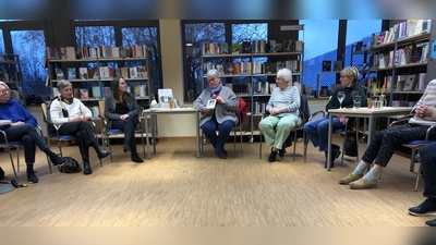 Karin Wildfeuer mit den Literaturbegeisterten im Gespräch (Screenshot: Mariele Schön)