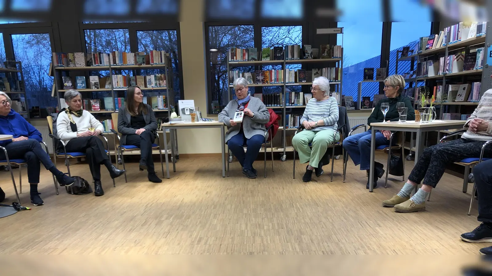 Karin Wildfeuer mit den Literaturbegeisterten im Gespräch (Screenshot: Mariele Schön)