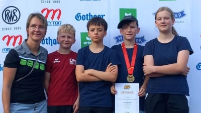 Trainerin Cordula Müller mit den Schützen Anton Müller, Tom Rödl (beide Lichtpistole), Alexander Müller und Julia Ulrich (beide Lichtgewehr) (Bild: Michaela Ulrich)