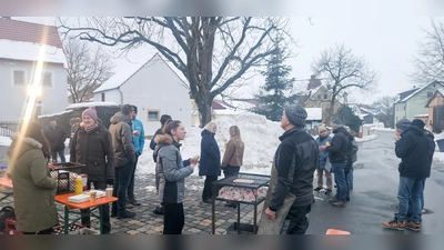 Interessierte Bürger bei der CSU Wahlveranstaltung vor Ort in Atzmannsricht vor dem Gemeinschaftshaus (Bild: Cajetan Kredler)