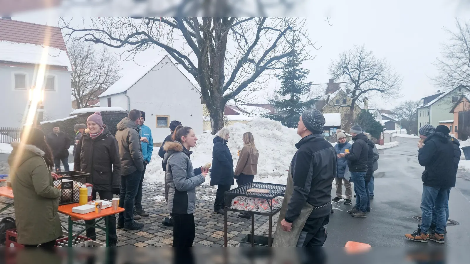 Interessierte Bürger bei der CSU Wahlveranstaltung vor Ort in Atzmannsricht vor dem Gemeinschaftshaus (Bild: Cajetan Kredler)