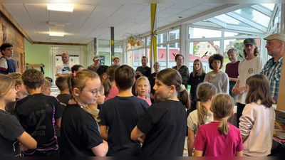 Studierende des BSZ Selb und Dozent Jürgen Heinl (rechts) mit Kindern der Grundschule Bad Neualbenreuth (Bild: Karin Gleißner)