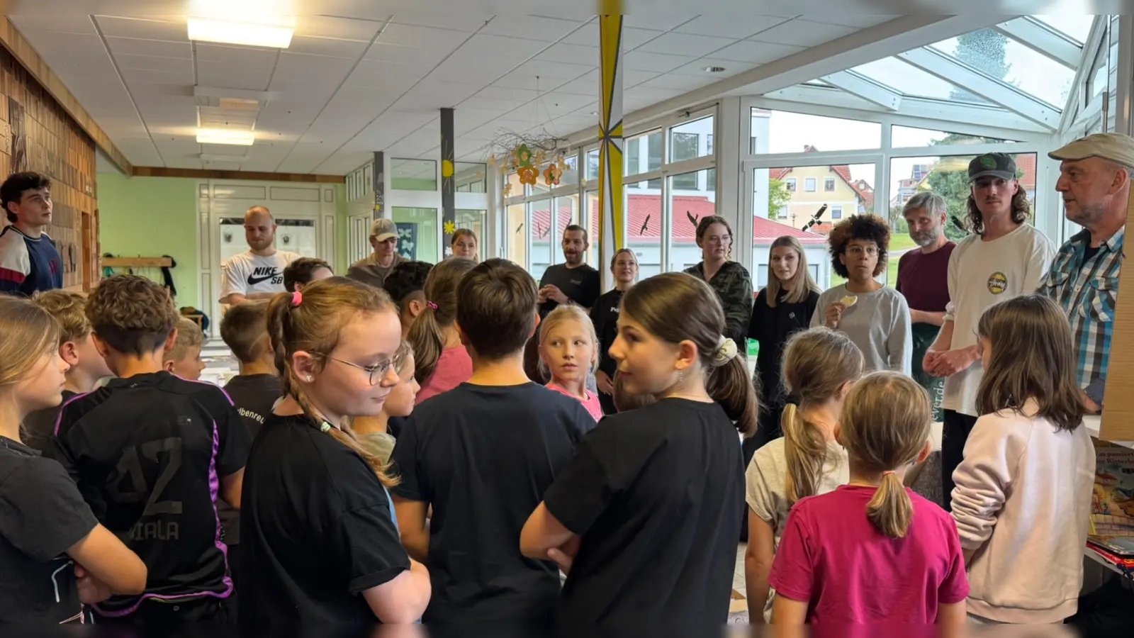 Studierende des BSZ Selb und Dozent Jürgen Heinl (rechts) mit Kindern der Grundschule Bad Neualbenreuth (Bild: Karin Gleißner)