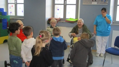 Marienheimsenioren und Kindergartenkinder bei der gemeinsamen Turnstunde. (Bild: Daniela Donhauser)
