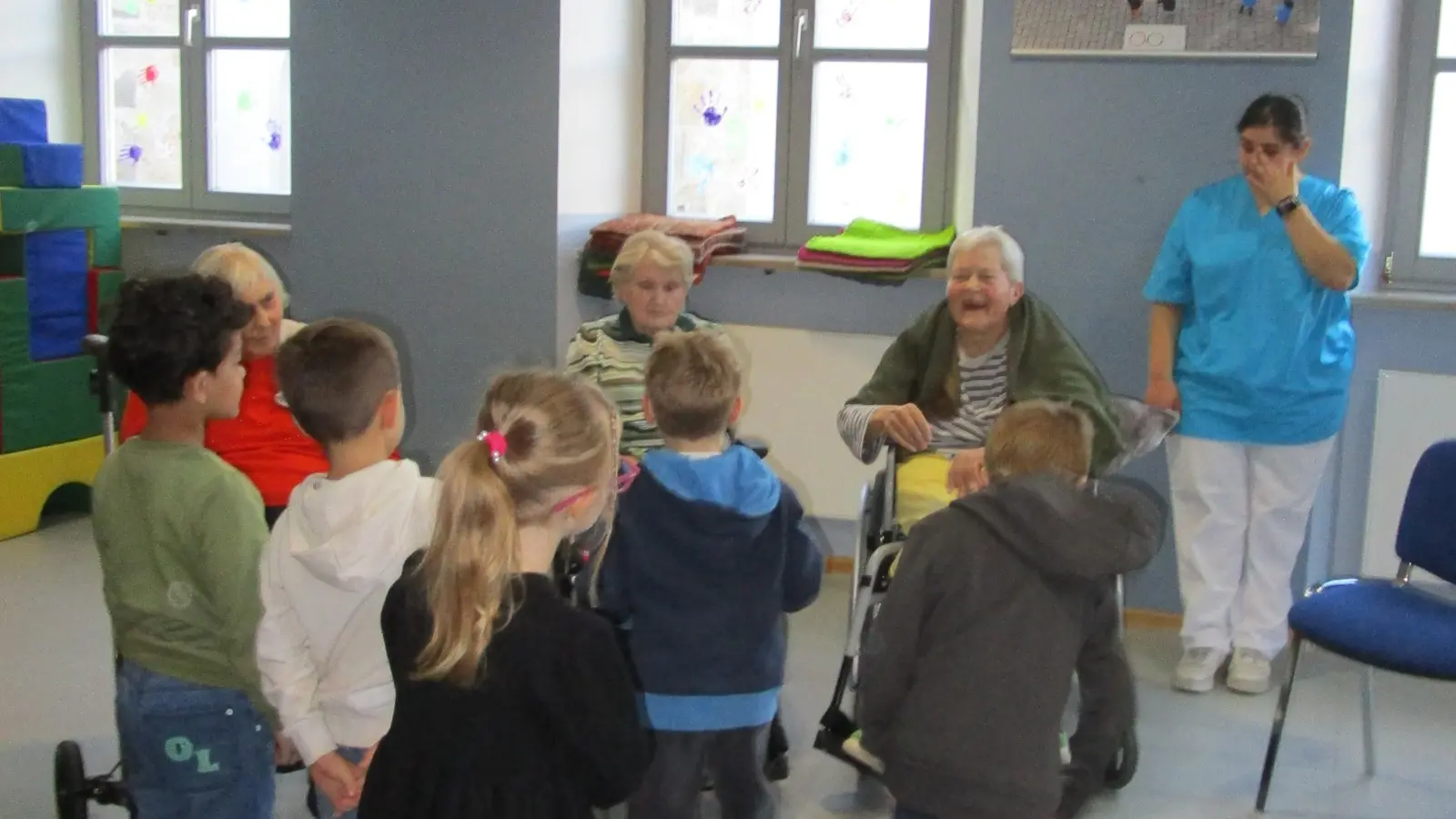 Marienheimsenioren und Kindergartenkinder bei der gemeinsamen Turnstunde. (Bild: Daniela Donhauser)
