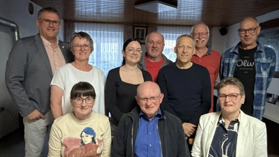 Die neu gewählte Vorstandschaft der SPD Mantel: vorne v.l.n.r.: Andrea Bertelshofer, Dr. Manfred Klier, Silvia Klier, hinten v.l.n.r.: Rainer Vater (SPD Weiherhammer), Daniela Fuhrmann, Barbara Bertelshofer, Peter Servus, Alexander Ucles-Bäumer, Uli Kreß, Georg Junge. (Bild: Silvia Klier)