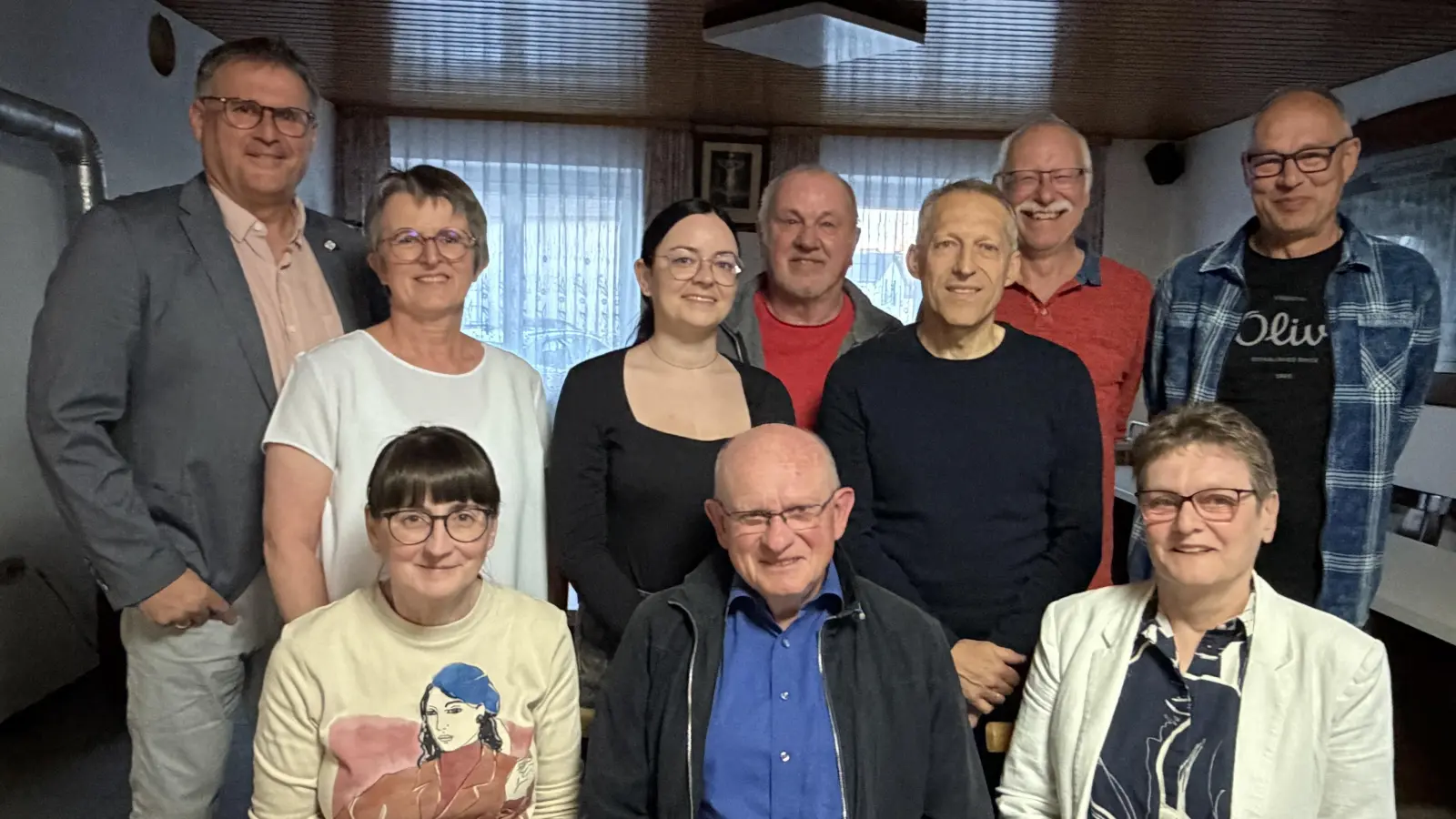 Die neu gewählte Vorstandschaft der SPD Mantel: vorne v.l.n.r.: Andrea Bertelshofer, Dr. Manfred Klier, Silvia Klier, hinten v.l.n.r.: Rainer Vater (SPD Weiherhammer), Daniela Fuhrmann, Barbara Bertelshofer, Peter Servus, Alexander Ucles-Bäumer, Uli Kreß, Georg Junge. (Bild: Silvia Klier)