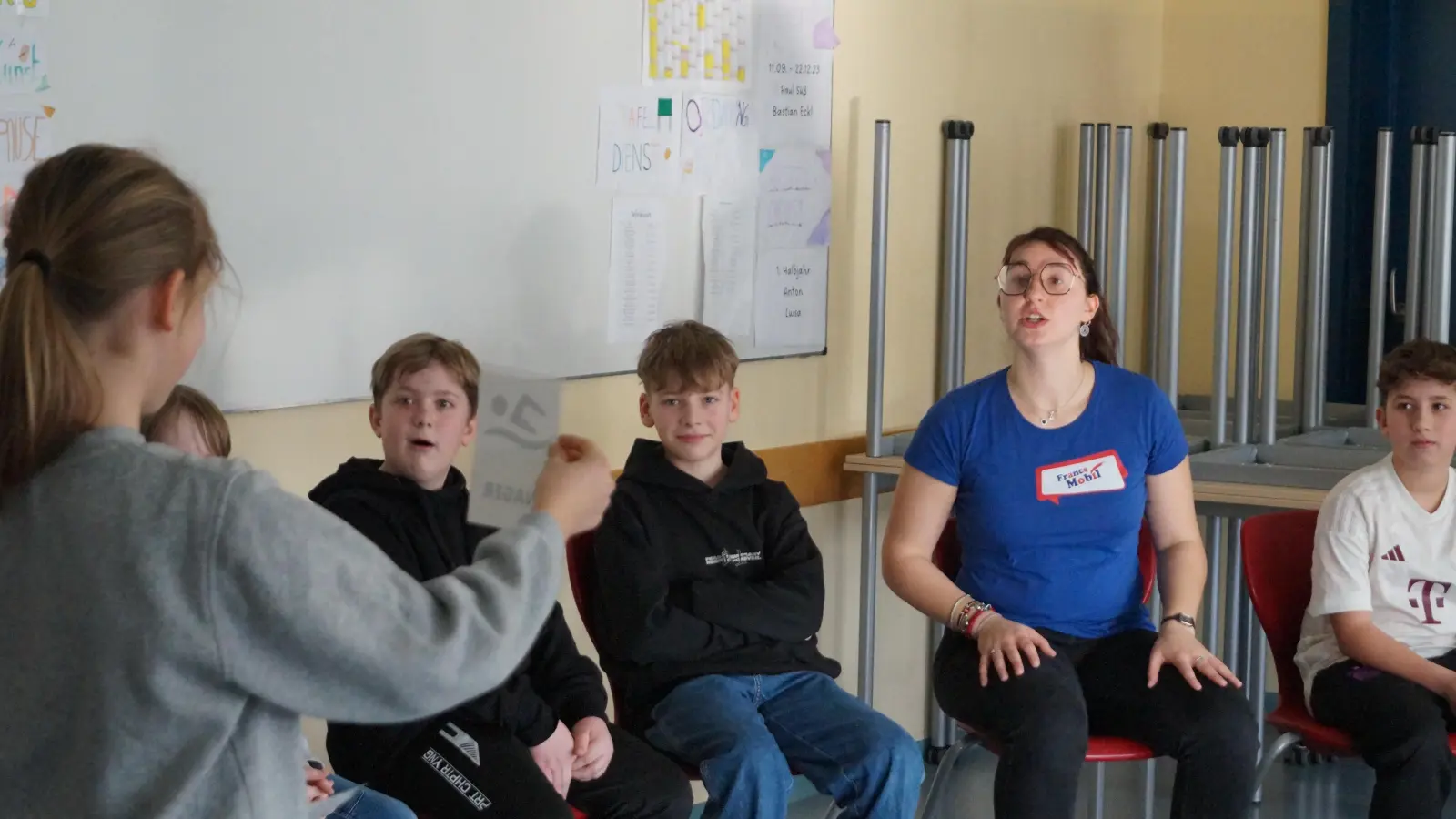 Die Sechstklässler der Gregor-von-Scherr-Realschule in Neunburg vorm Wald haben Besuch von Iseult Ruitton-Allinieu des „FranceMobil” bekommen. (Bild: Florian Dendorfer/exb)