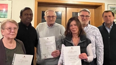 Ehrungen bei Kolping Rosenberg: (von links) Käthe Prechtl, Pfarrer Donald, Leo Prechtl, Dagmar Gebhardt, Vorsitzender Thomas Gebhardt und Zweiter Bürgermeister Günther Koller. (Bild: Kolpingsfamilie Herz Jesu/exb)