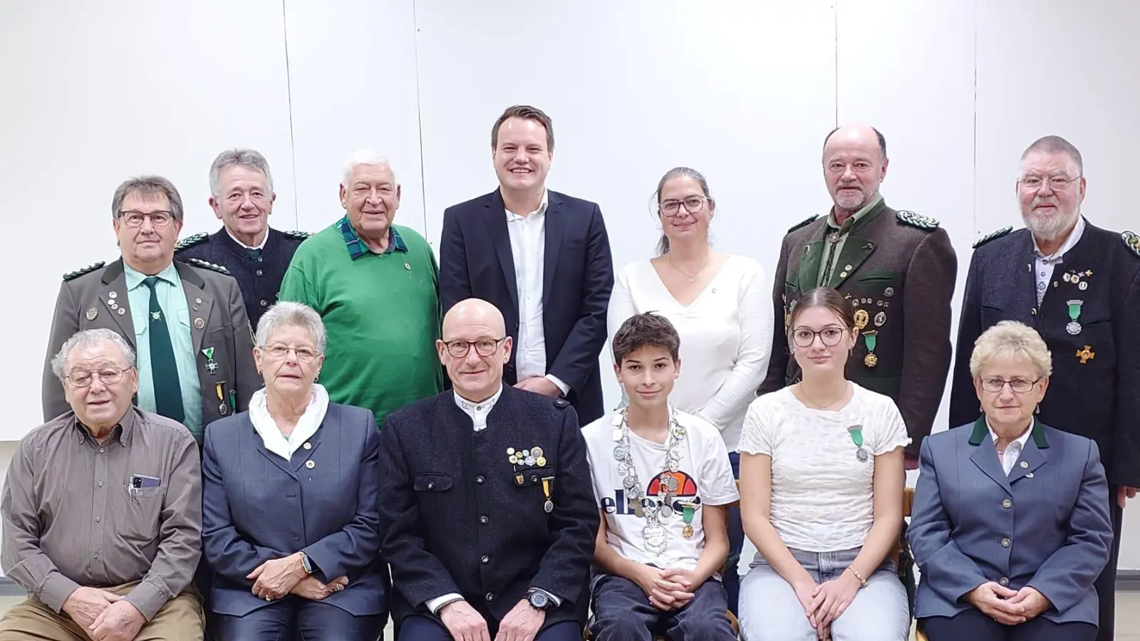 Langjährige Mitglieder und Geehrte vom OSB hinten links: Alfred Forster ( Patenverein Eichenlaub Sorghof ), 1. SM Seegerer Fritz, Dr. Jens Peter Kehler ( 40 Jahre ), Stadtrat Jonas Dittrich, Marina Hasler ( Silbernes Ehrenzeichen ), GSM Wendl Werner, Gau Ehrenmitglied Wolfgang Moll vorne links: Franz Hasenstab ( Goldenes Ehrenzeichen ), Schmer Ingrid ( 50 Jahre ), Hasler Michael und Hasler Vanessa ( beide silbernes Ehrenzeichen ), Schmer Lydia (Bild: Katrin Specht)