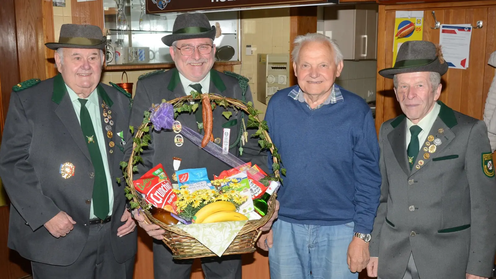 Manfred Pirner, Schützenmeister Werner Grünthaler und Werner Luber gratulieren ihren Kameraden Hermann Sebald. (Bild: Erwin Kolb)