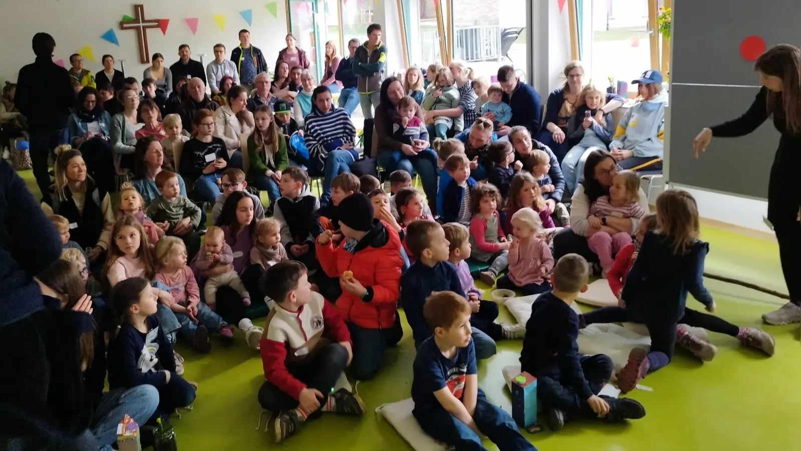 Fröhliche Feier-Zeit bei Kirche kunterbunt im Evang. Gemeindehaus Rosenberg (Bild: Daniel Götzfried)