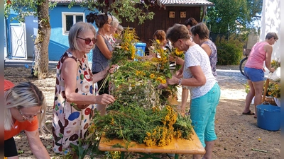 Die Frauen des Frauenbundes beim Kräuterbuschen binden. (Bild: Silvia Ippisch )
