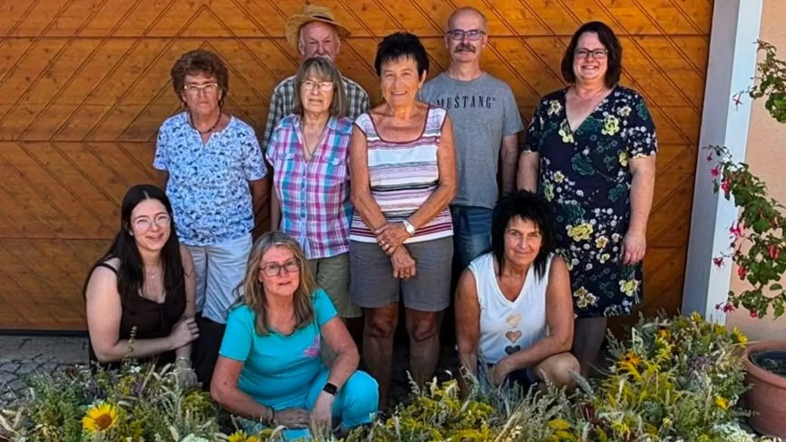 Mitglieder des OGV Kulmain mit den gebundenen „Buschn”. (Bild: Christina Kastner)