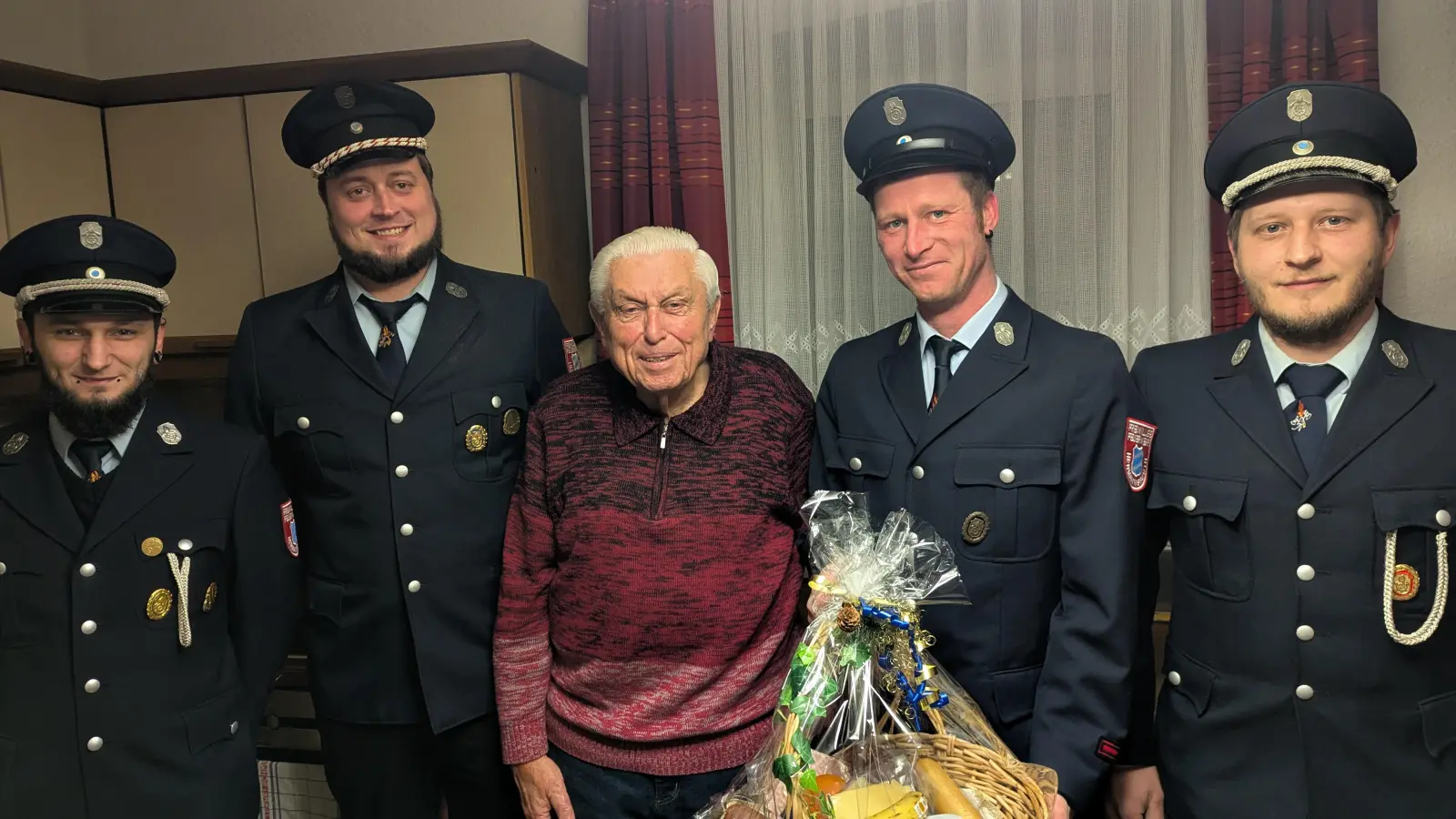 Von links: Sascha Summerer (2. Kommandant), Thomas Grillmeier (2. Vorstand), Siegfried Nürbauer (Jubilar), Matthias Briesenick (Feuerwehrmann), Manuel Gleißner (1. Kommandant). (Bild: Max Gmeiner)
