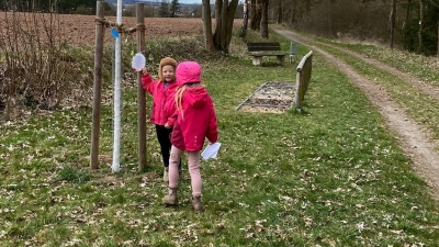 Ein Osterei war am OGV Apfelbaum beim Barfußpfad versteckt (Bild: Julia Schwarzmaier- Moises)