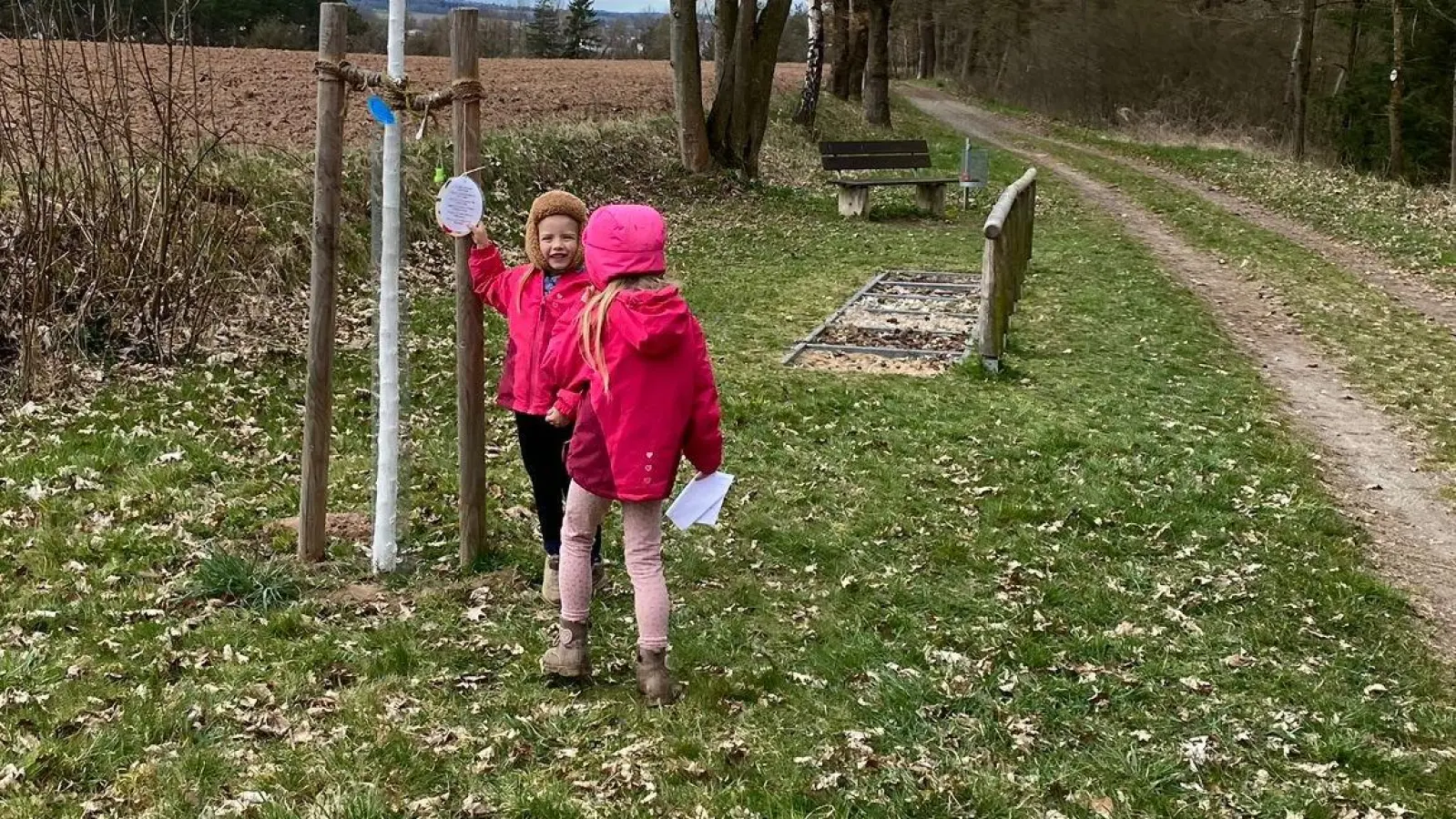 Ein Osterei war am OGV Apfelbaum beim Barfußpfad versteckt (Bild: Julia Schwarzmaier- Moises)