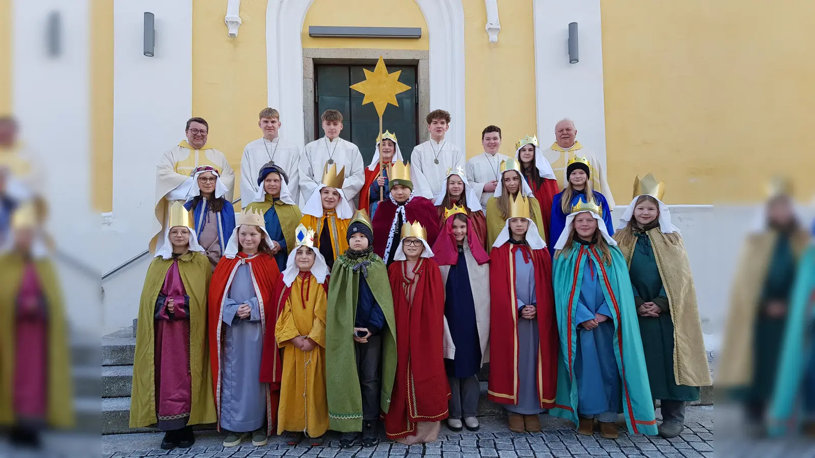Die Sternsinger waren in Gruppen unterwegs um Spenden für die Kinder in der Welt im Rahmen der Aktion Dreikönigssingen zu sammeln. Am Dreikönigstag wurden sie in der Pfarrkirche empfangen. Pfarrer Klösel (links) und Diakon Sturm dankten ihnen. (Bild: Peter Garreiss)