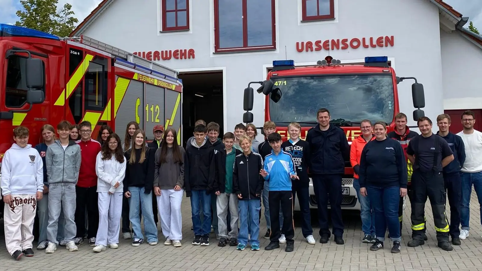 Mittelschule besucht die Feuerwehr Ursensollen (Bild: Josef Graml)
