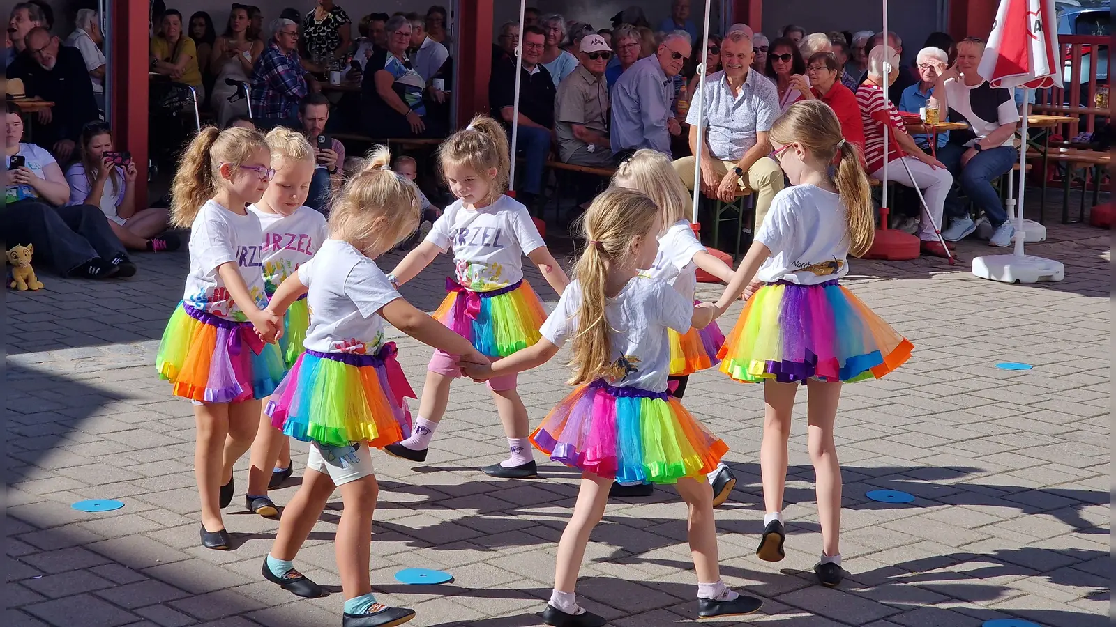 Der Höhepunkt aber folgte, als die „Purzelgarde“ der Narrhalla Weiden in bunten Kostümen den Hof eroberte (Bild: Reinhard Kreuzer)
