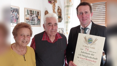Der vlf-Vorsitzende Helmut Grillmeier überreicht an Josef Beinrucker und seine Ehefrau (von rechts) eine Ehrenurkunde für 75 Jahre Mitgliedschaft im Verband für landw. Fachbildung im Landkreis Tirschenreuth. (Bild: Wolfgang Wenisch)