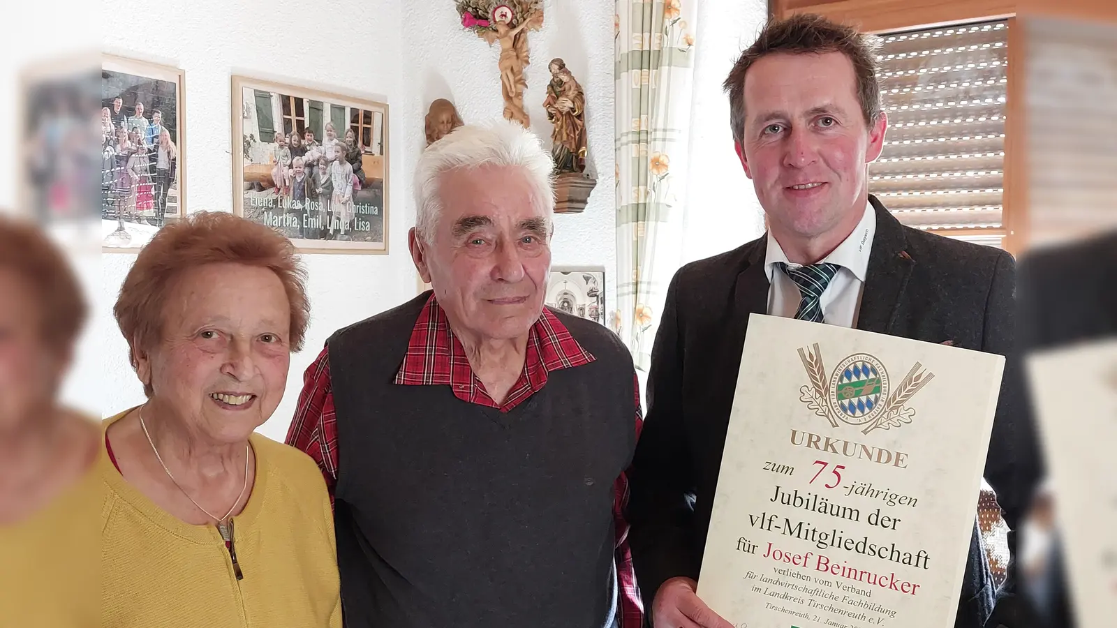 Der vlf-Vorsitzende Helmut Grillmeier überreicht an Josef Beinrucker und seine Ehefrau (von rechts) eine Ehrenurkunde für 75 Jahre Mitgliedschaft im Verband für landw. Fachbildung im Landkreis Tirschenreuth. (Bild: Wolfgang Wenisch)