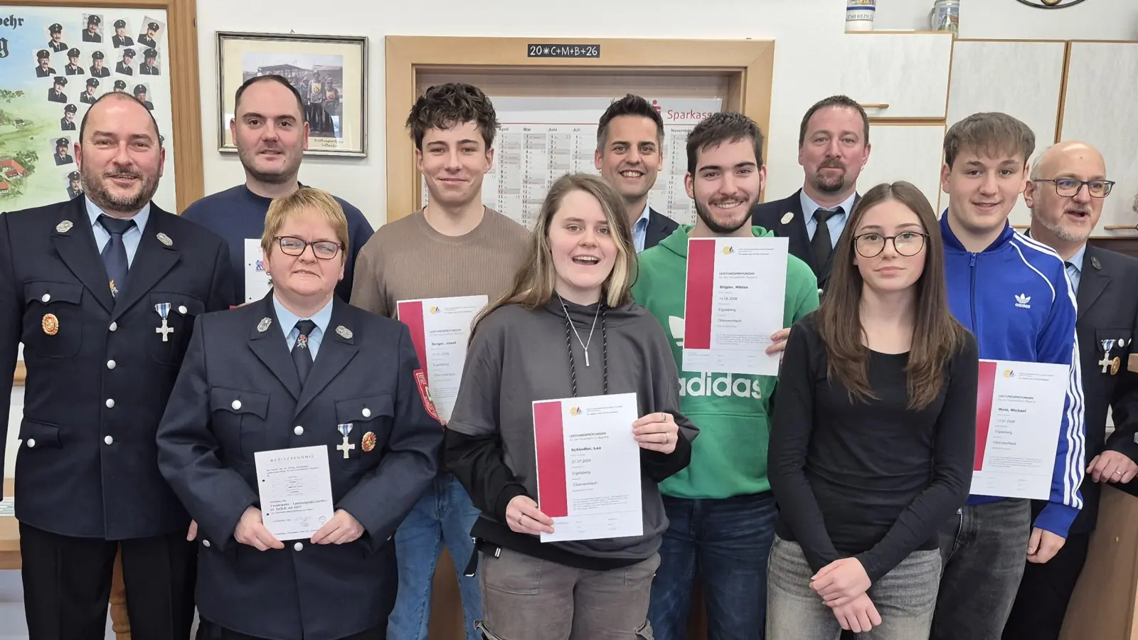 Junge aktive Feuerwehrler wurden ausgezeichnet, von links: Kommandant Gottfried Berger und sein Stellvertreter Dominik Rückl, Martina Stigler, Josef Berger, Lea Schindler, Bürgermeister Rudolf Teplitzky, Niklas Stigler, KBM Peter Killermann, Katharina Berger, Michael Most und Vorsitzender Holger Most.  (Bild: Gottfried Berger)